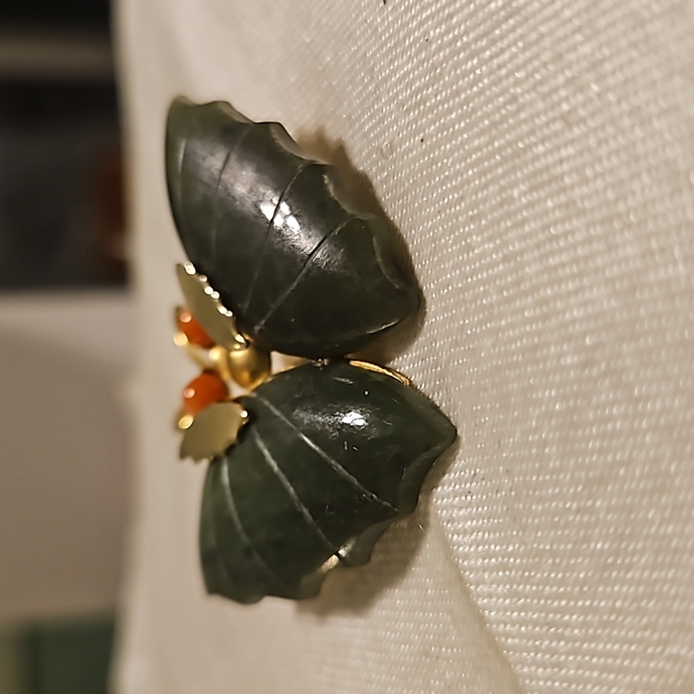 Vintage Jade And Coral Butterfly Pendant with Gold-Tone Metal 60's or 70's Craft - Picture 2 of 4